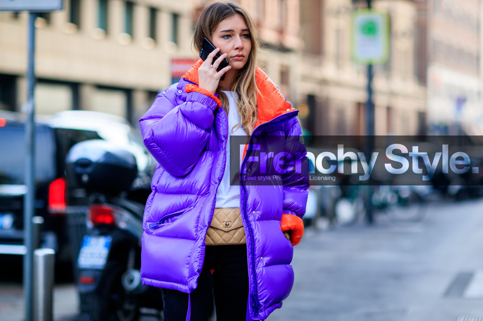 atmosphere details, AUTUMN WINTER 2017-2018, AW 17-18, beige bag, chanel handbag, chiara capitani, detail, down jacket, FALL WINTER 2017-2018, fashion week, frenchystyle, FW, FW 17-18, horizontal, jonathan paciullo, MFW, MILAN, moncler, purple jacket, street style, white t shirt