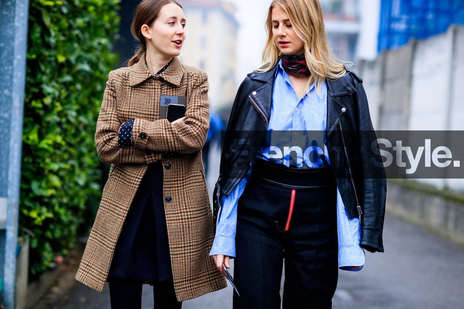 atmosphere details, AUTUMN WINTER 2017-2018, AW 17-18, black belt, black jacket, black pants, black perfecto, blue shirt, brown coat, detail, FALL WINTER 2017-2018, fashion week, frenchystyle, FW, FW 17-18, horizontal, houndstooth pattern, jonathan paciullo, leather belt, leather perfecto, MFW, MILAN, over the shoulder, printed coat, scarf, street style, trousers