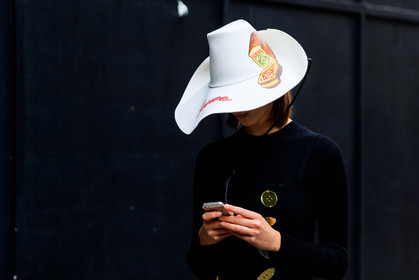 atmosphere details, black dress, black sweater, detail, fashion week, frenchystyle, FW, golden details, horizontal, jonathan paciullo, LFW, loewe, LONDON, printed hat, SPRING SUMMER 2018, SS 18, street style, white hat