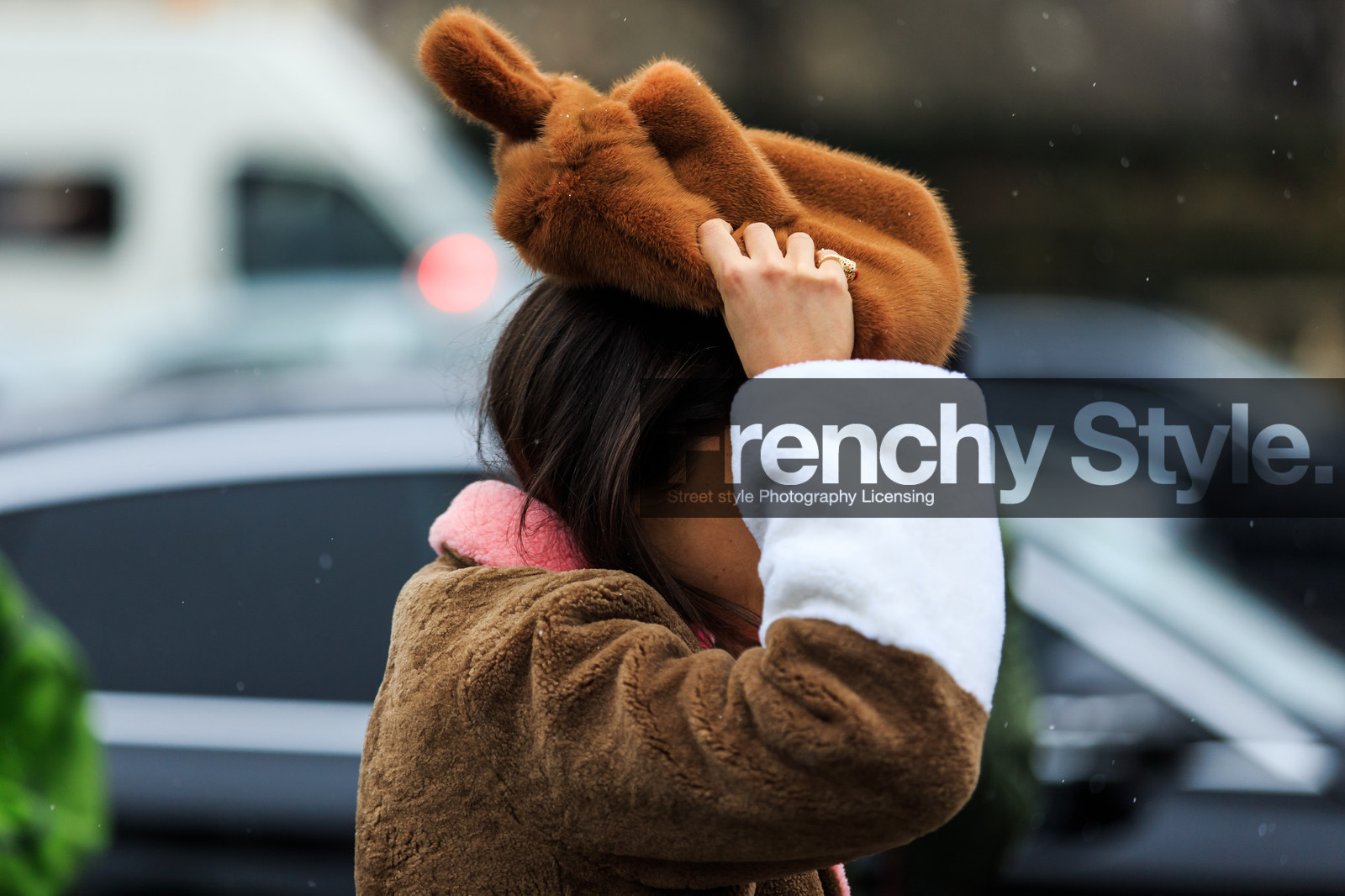 atmosphere details, AUTUMN WINTER 2016-2017, AW 16-17, brown bag, brown coat, brown fur, detail, FALL WINTER 2016-2017, fashion week, frenchystyle, fur bag, fur coat, FW, FW 16-17, horizontal, jonathan paciullo, PARIS, PFW, street style