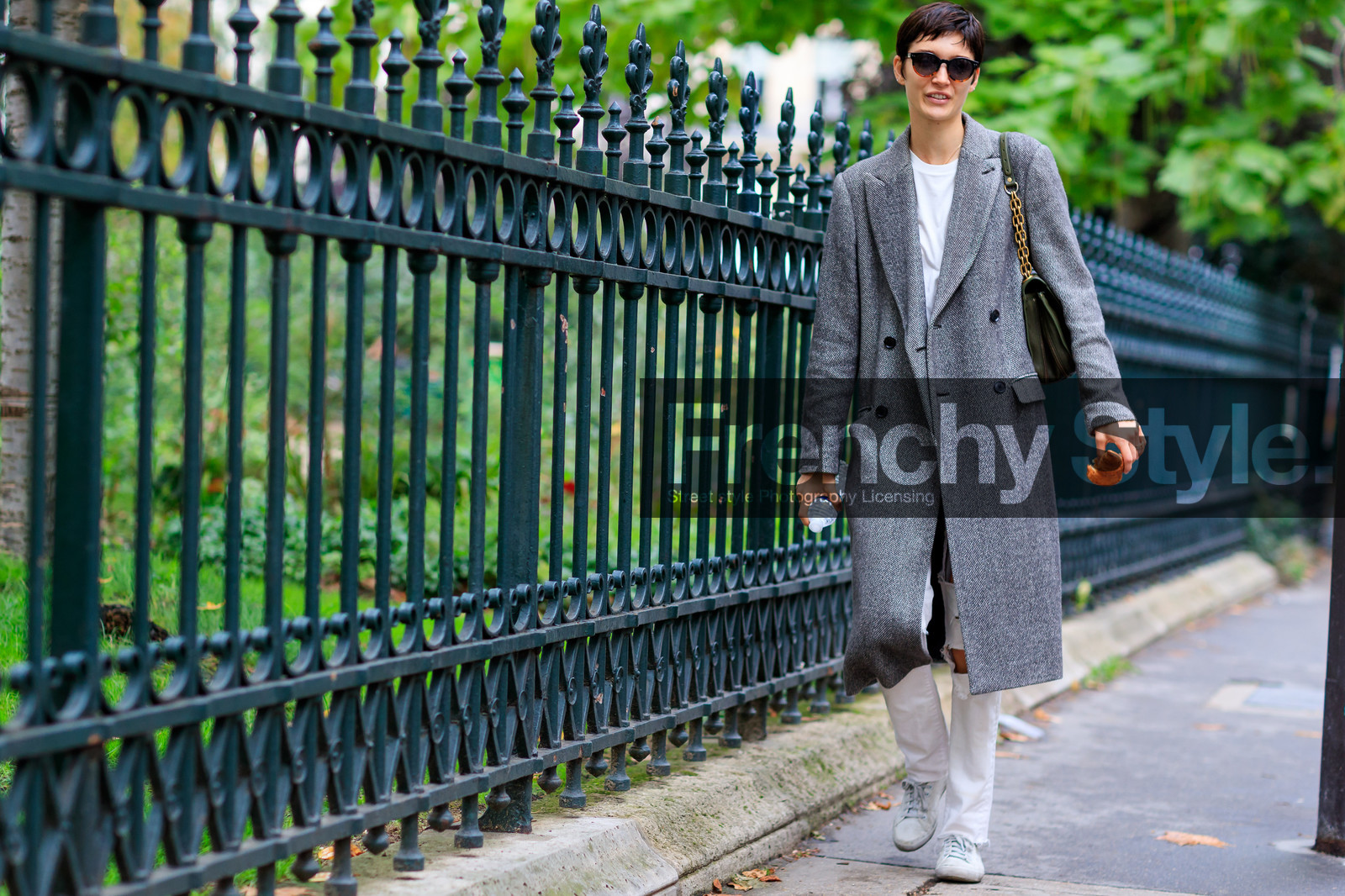 atmosphere details, denim pants, fashion week, frenchystyle, full length, FW, green bag, grey coat, horizontal, jeans, jonathan paciullo, leather bag, leather shoes, PARIS, PFW, ripped pants, short hair, SPRING SUMMER 2018, SS 18, street style, sunglasses, trousers, white denim, white sneakers, model