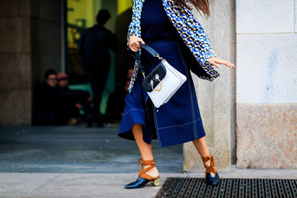 atmosphere details, AUTUMN WINTER 2017-2018, AW 17-18, black and white bag, black shoes, blue dress, blue pants, detail, FALL WINTER 2017-2018, fashion week, frenchystyle, FW, FW 17-18, giorgia tal, golden heel, graphic jacket, high heels, horizontal, jonathan paciullo, jw anderson, leather bag, leather shoes, MFW, MILAN, printed jacket, street style