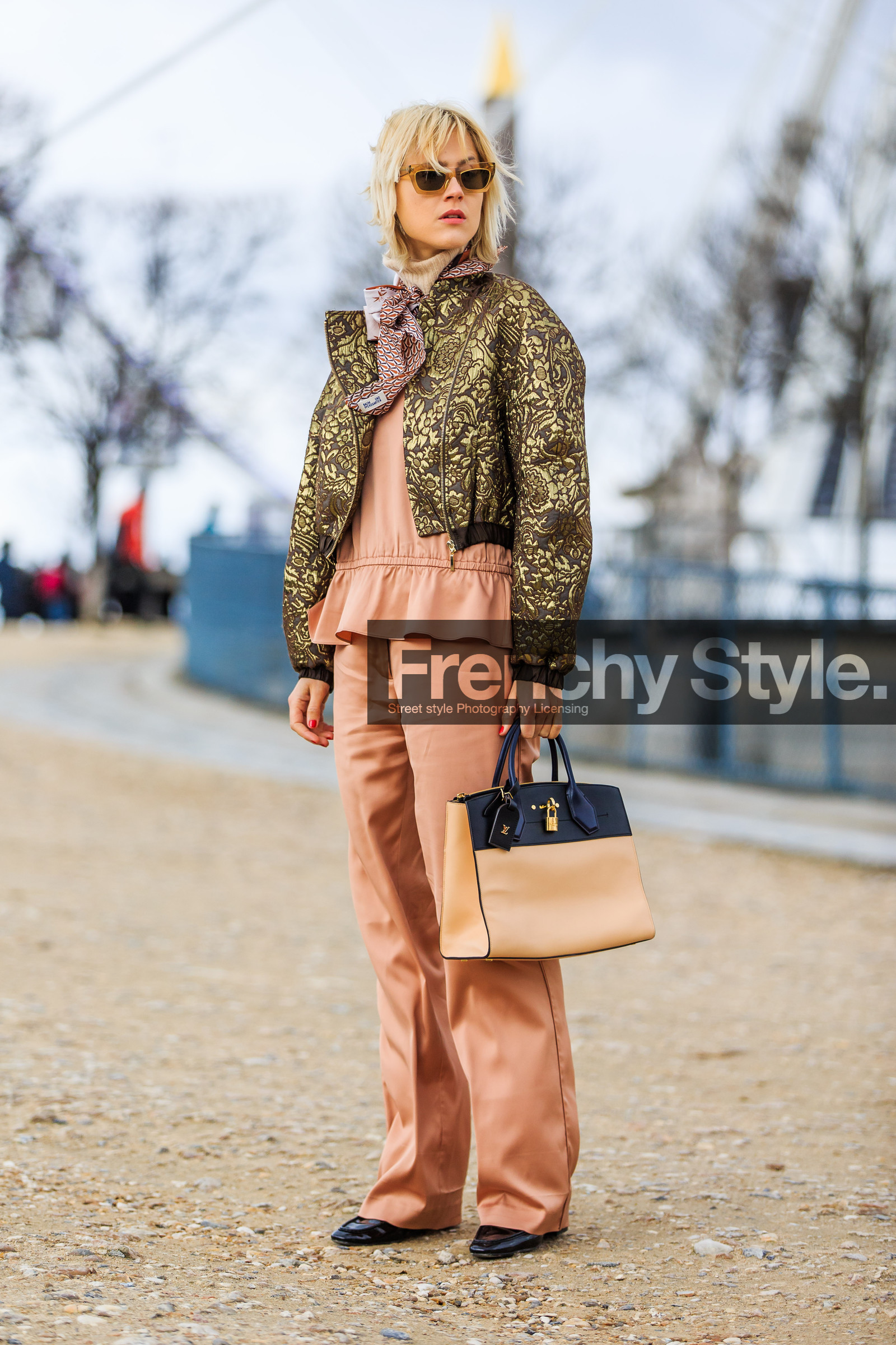 AUTUMN WINTER 2016-2017, AW 16-17, beige pants, beige top, black loafers, bomber jacket, brocard, embroidered jacket, embroideries, FALL WINTER 2016-2017, fashion week, frenchystyle, full length, FW, FW 16-17, golden jacket, jonathan paciullo, leather bag, leather shoes, linda tol, louis vuitton, PARIS, PFW, pink bag, pink pants, pink scarf, pink top, street style, trousers, vertical