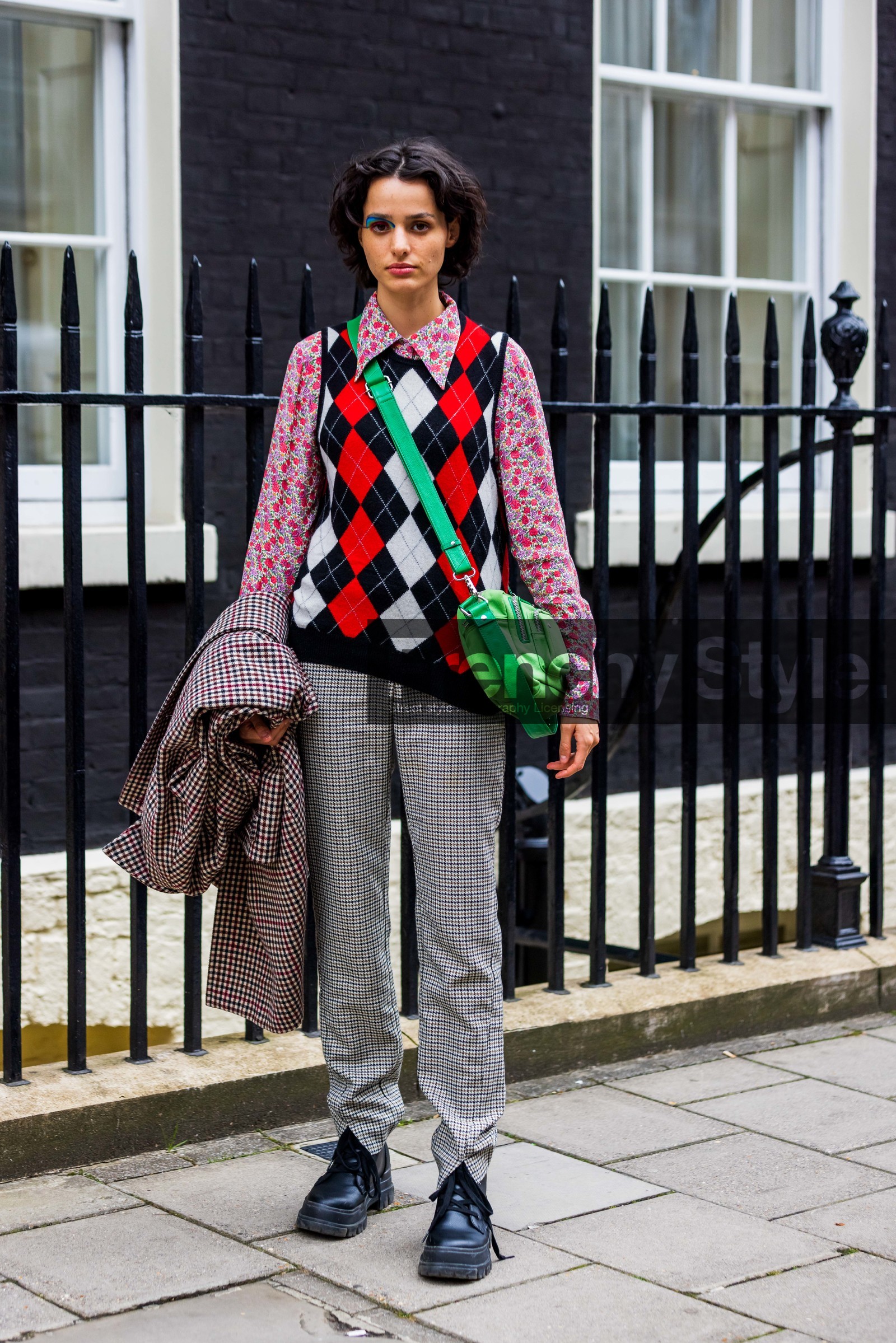 Mars Goundry, sleeveless vest, shirt, flower print, flowers, green, crossbody, crossbody bag, handbag, plaid, trousers, trench, fashion week, frenchystyle, FW, jonathan paciullo, street style, SS 22, SPRING SUMMER 2022, LFW, LONDON, vertical, full length, model