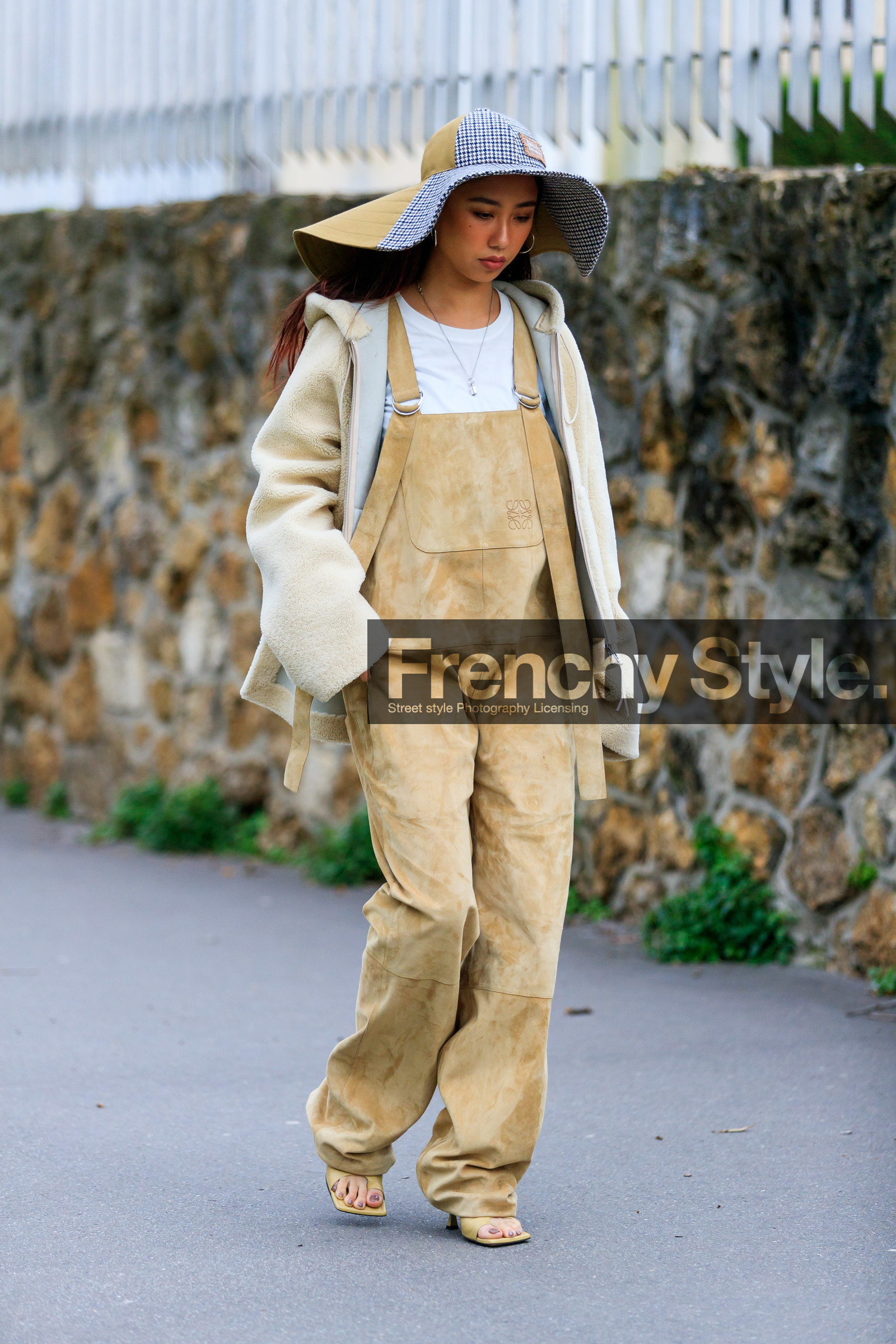 beige hat, checked hat, big hat, beige suede jumpsuits, beige jumpsuit, suede jumpsuit, white t-shirt, fur coat, light beige coat, sleeveless jumpsuit, light beige leather sandals, open toe shoes, loewe jumpsuit, loewe hat, fashion week, frenchystyle, FW, jonathan paciullo, street style, PFW, PARIS, AUTUMN WINTER 2020-2021, FALL WINTER 2020-2021, FW 20-21, vertical, full length