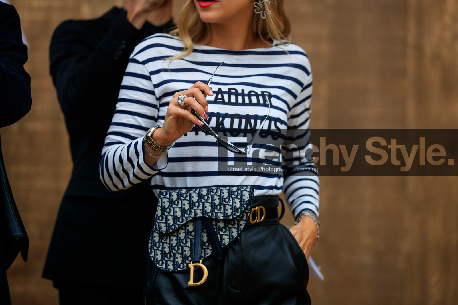 sailor t-shirt, white t-shirt, striped t-shirt, long sleeves t-shirt, dior belt, dior bag, dior saddle bag, dior t-shirt, monogrammed bag, monogrammed belt, blue bag, belt bag, silvered ring, diamond ring, close up detail, fashion week, frenchystyle, FW, jonathan paciullo, street style, SPRING SUMMER 2020, SS 20, PFW, PARIS, horizontal, atmosphere details, detail