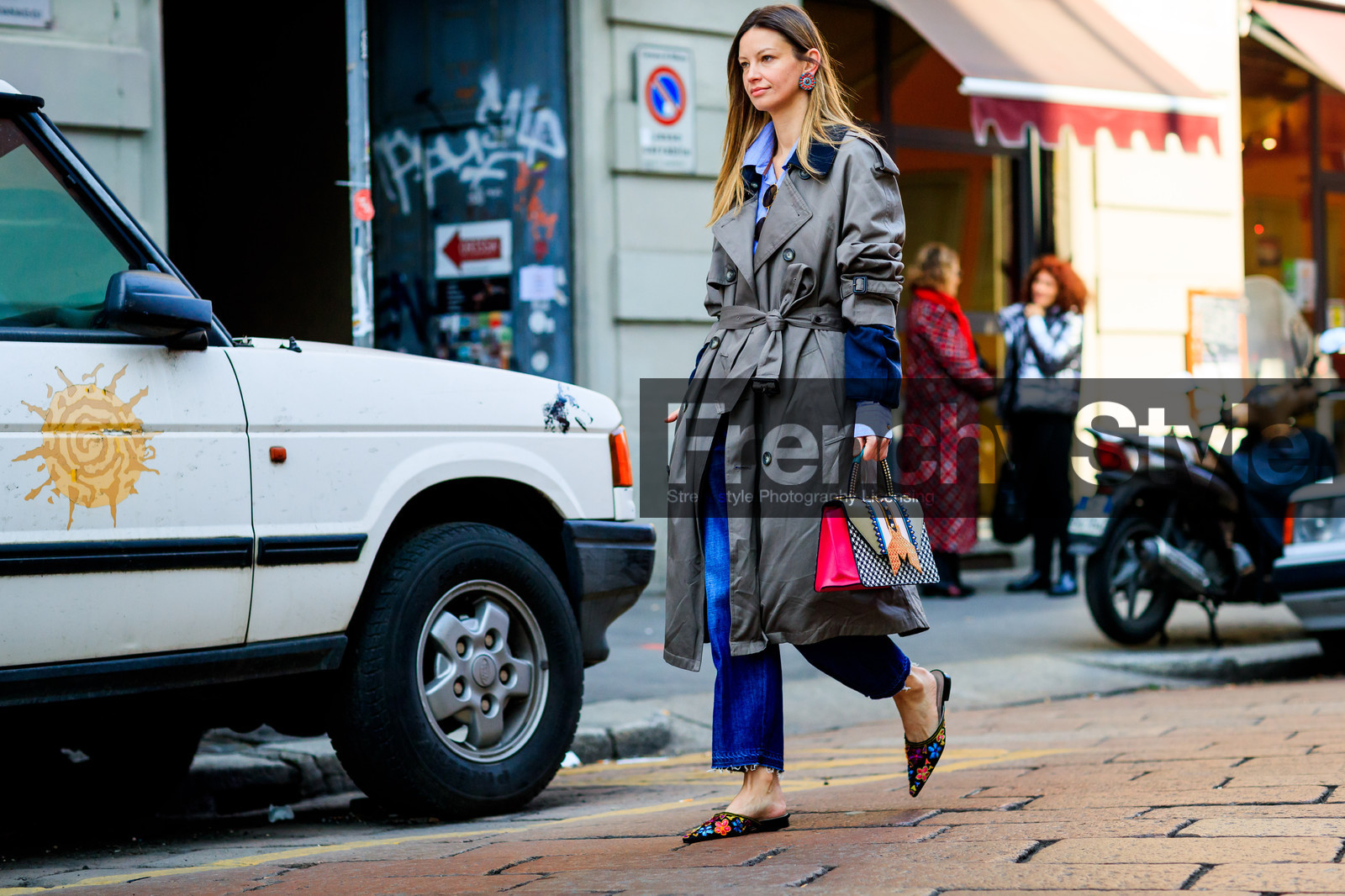 atmosphere details, AUTUMN WINTER 2017-2018, AW 17-18, belted coat, blue denim, blue shirt, Clara Racz, denim pants, FALL WINTER 2017-2018, fashion week, frenchystyle, full length, FW, FW 17-18, grey coat, horizontal, jeans, jonathan paciullo, leather bag, leather shoes, MFW, MILAN, multicolor bag, multicolor shoes, ray ban, street style, trench coat, trousers