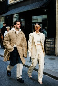 total white look, 70s sunglasses, white top, white sandals, beige jacket, winter jacket, white hoodie, washed jeans, dual toned jeans, black shoes, golden loops, silver choker, alice & j.s, alice barbier, JS roques, street style, jonathan paciullo, FW, frenchystyle, fashion week, AUTUMN WINTER 2022-2023, FALL WINTER 2022_2023, FW 22-23, PFW, PARIS, full length, vertical