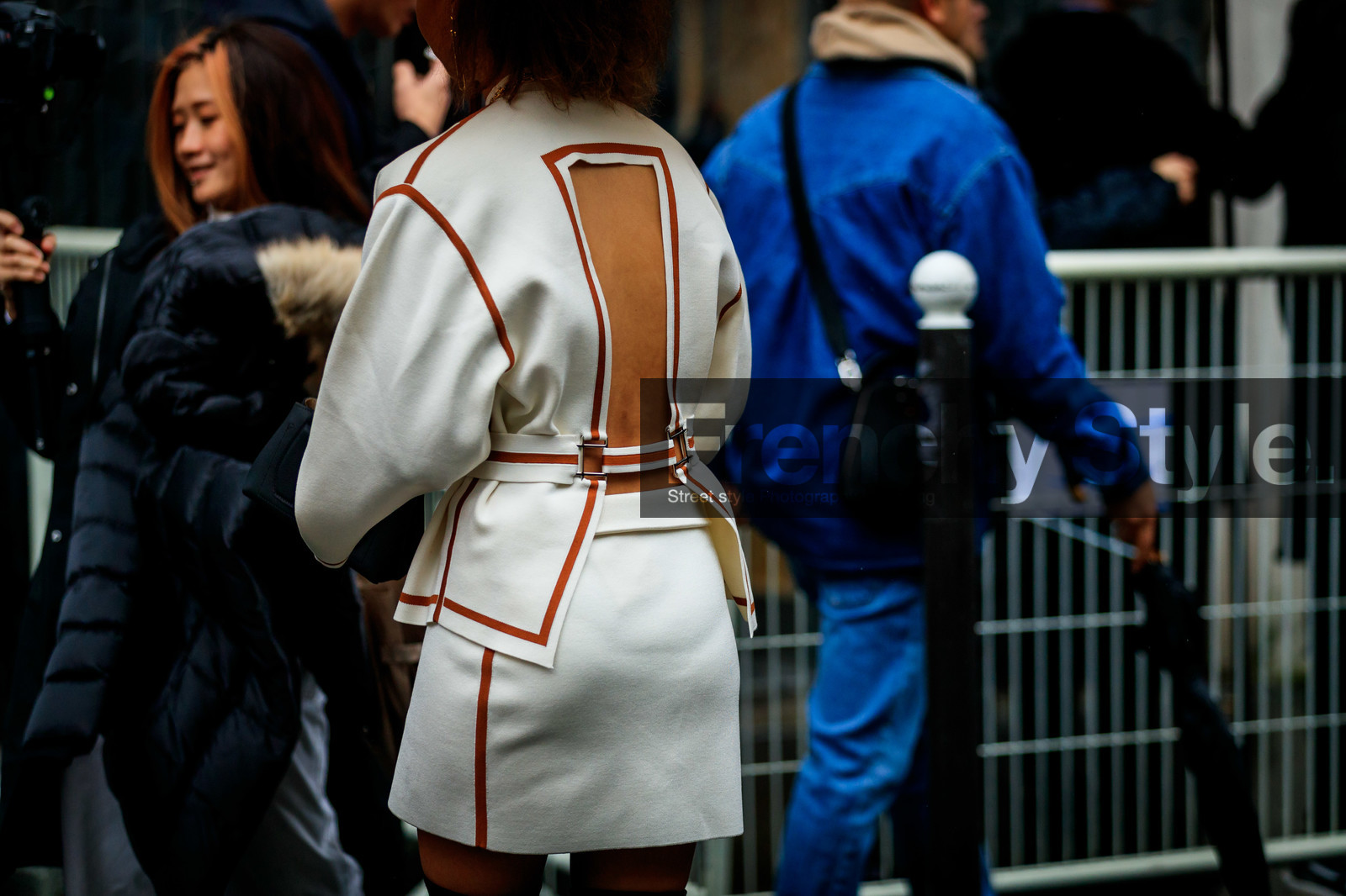 white pullover, white skirt, knit skirt, bare back pullover, openwork pullover, back details, striped pullover, striped skirt, fashion week, frenchystyle, FW, jonathan paciullo, street style, PFW, PARIS, horizontal, atmosphere details, detail