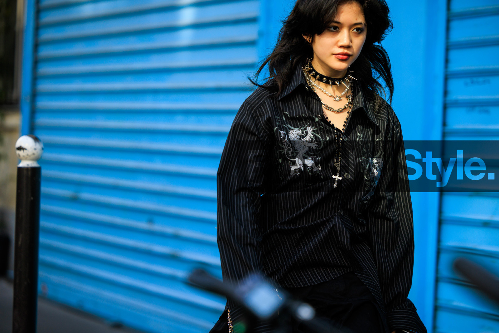 studs choker, punk look, multiple necklaces, dragon print shirt, black shirt, stripes shirt, chain belt, black trousers, black hair, he, street style, jonathan paciullo, FW, frenchystyle, fashion week, AUTUMN WINTER 2022-2023, FALL WINTER 2022_2023, FW 22-23, PFW, PARIS, horizontal, atmosphere details, detail