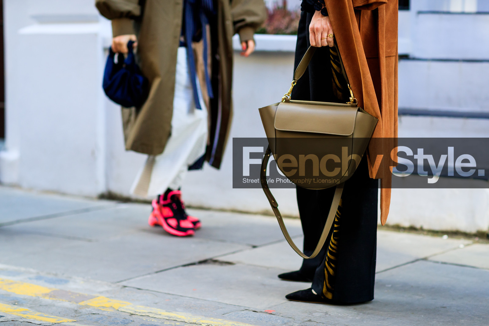 black pants, black shoes, brown coat, green bag, leather bag, leather shoes, trousers, street style, jonathan paciullo, FW, frenchystyle, fashion week, LFW, LONDON, AUTUMN WINTER 2018-2019, AW 18-19, FALL WINTER 2018-2019, FW 18-19, horizontal, atmosphere details, detail