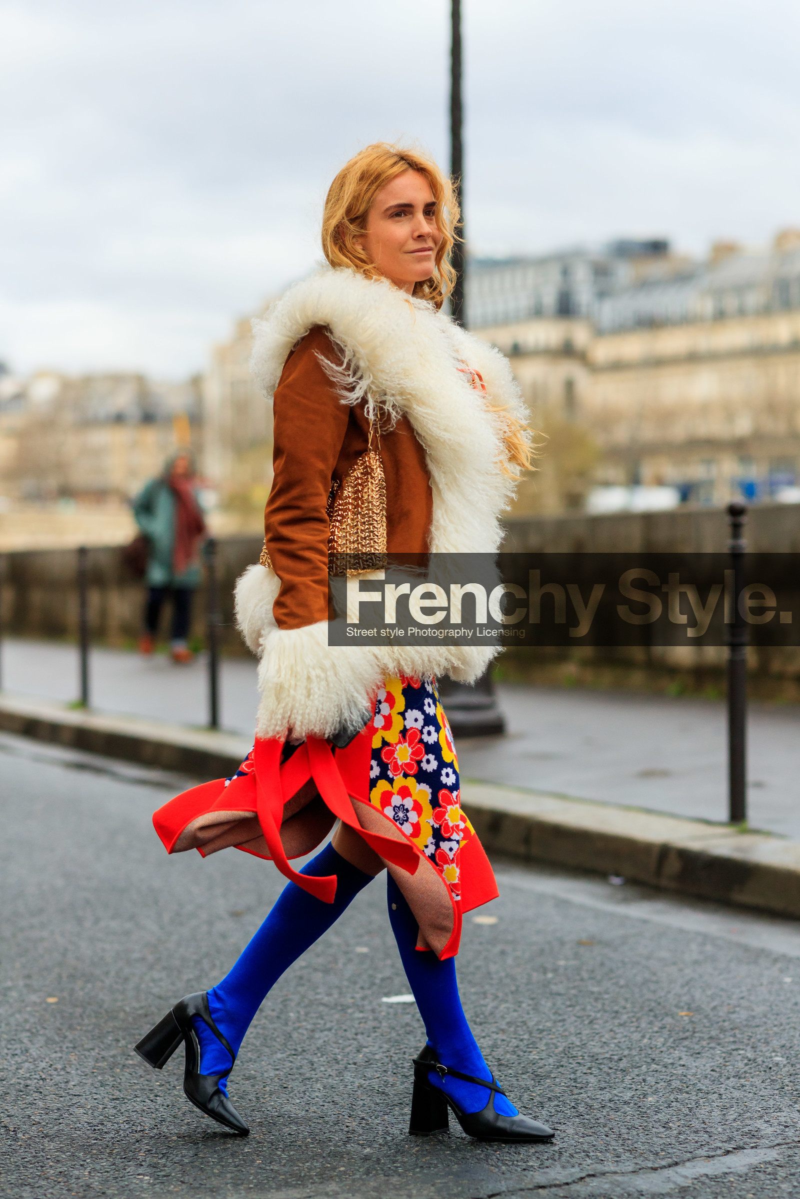 blanca miro scrimieri, camel coat, white coat, fur coat, bicolor coat, red skirt, navy blue skirt, floral printed skirt, long skirt, golden bag, metal bag, metalic bag, shoulder bag, blue socks, black leather shoes, high heels shoes, mary jane shoes, fashion week, frenchystyle, FW, jonathan paciullo, street style, PFW, PARIS, AUTUMN WINTER 2020-2021, FALL WINTER 2020-2021, FW 20-21, vertical, full length