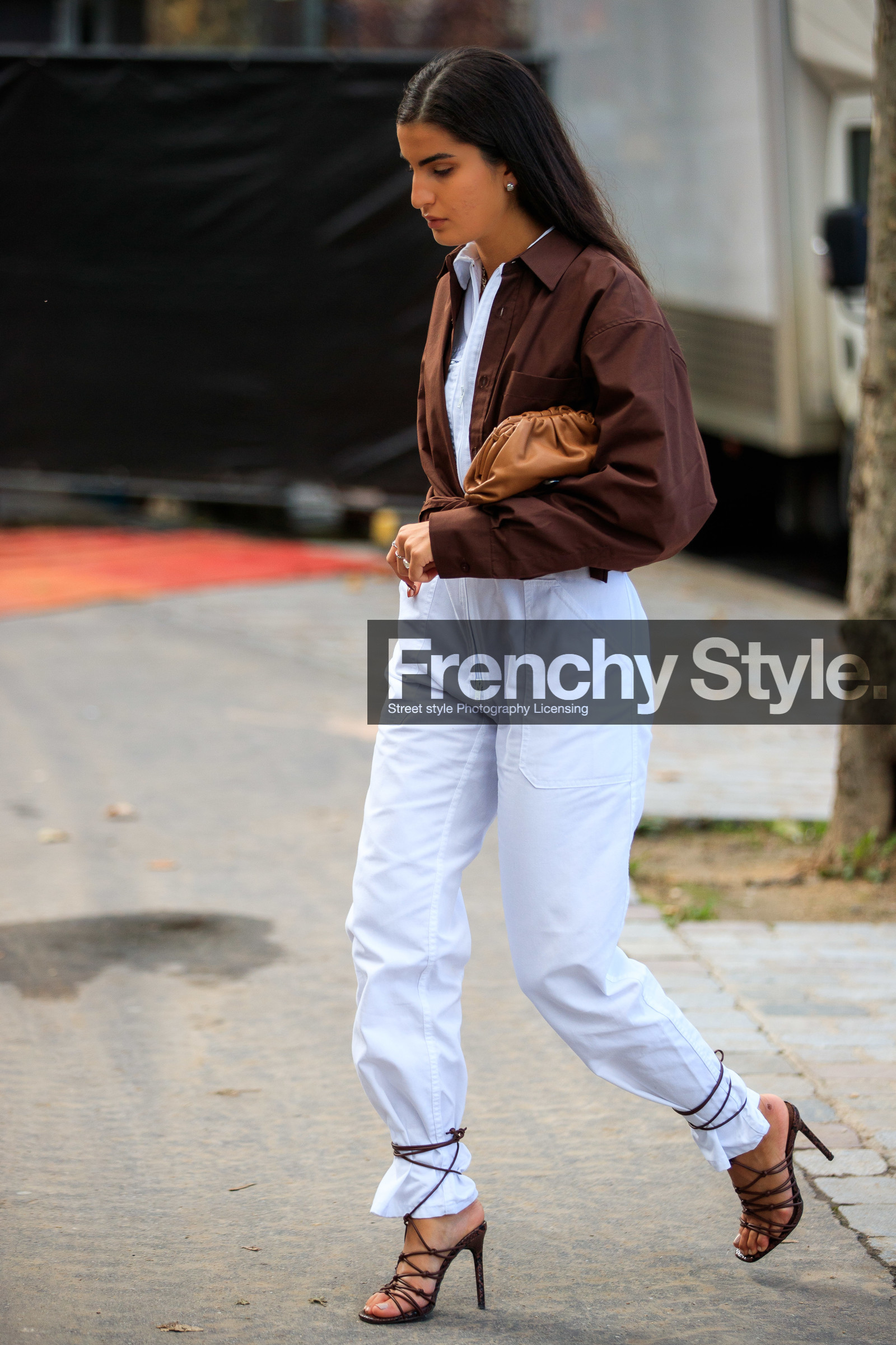 white jumpsuit, zipped jumpsuit, brown shirt, brown leather sandals, high heels sandals, laced sandals, animal skin sandals, snake skin sandals, camel leather clutch, bottega veneta bag, multi straps sandals, fashion week, frenchystyle, FW, jonathan paciullo, street style, PFW, PARIS, SPRING SUMMER 2021, SS 21, vertical, full length