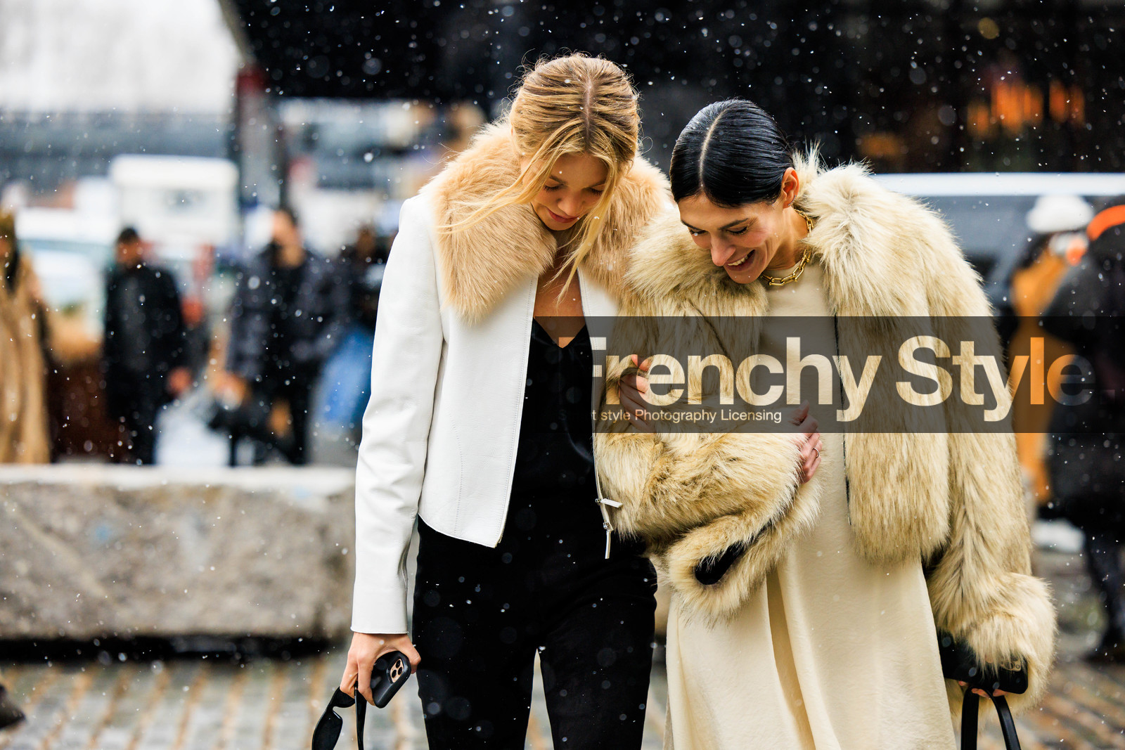 furry winter look, furry beige coat, furry beig coat, furry jacket, white leather jacket, black top, athena calderone, fashion week, frenchystyle, FW, jonathan paciullo, street style, NYFW, NEW YORK, AUTUMN WINTER 2022-2023, FALL WINTER 2022_2023, FW 22-23, atmosphere details, horizontal