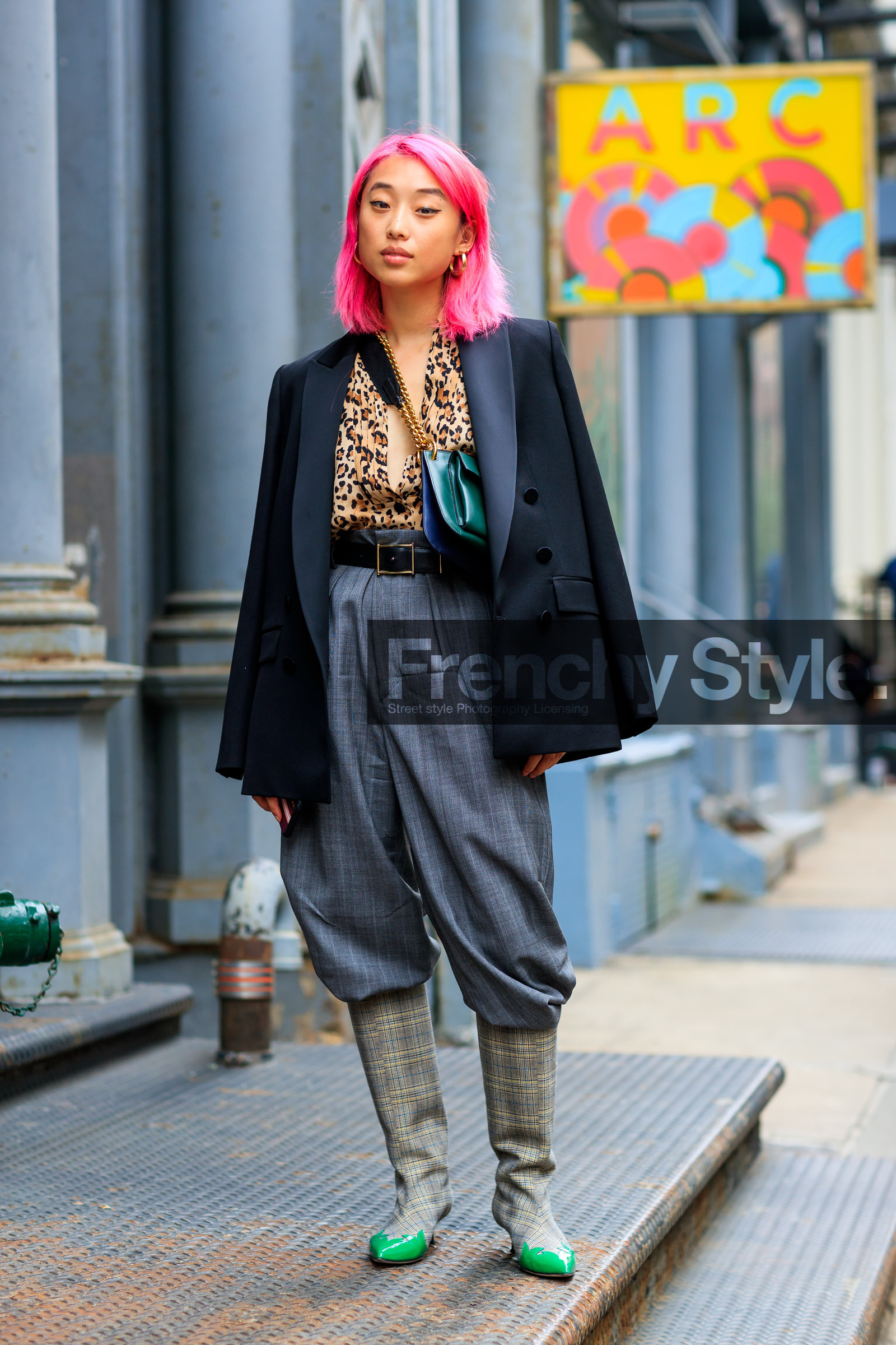 animal print, black belt, black jacket, blazer, dyed hair, green bag, grey pants, grey shoes, high boots, high waist, leather bag, leather belt, leather shoes, leopard, over the shoulder, pink hair, printed shoes, trousers, fashion week, frenchystyle, FW, jonathan paciullo, street style, NYFW, NEW YORK, SPRING SUMMER 2019, SS 19, vertical, full length