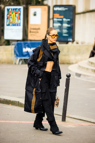 pilot sunglasses, 70S sunglasses, black bra, black jacket, nylon jacket, loop earrings, assymetric jacket, paco rabanne handbag, bucket bag, shiny bad, black trousers, black shoes, street style, jonathan paciullo, FW, frenchystyle, fashion week, AUTUMN WINTER 2022-2023, FALL WINTER 2022_2023, FW 22-23, PFW, PARIS, full length, vertical
