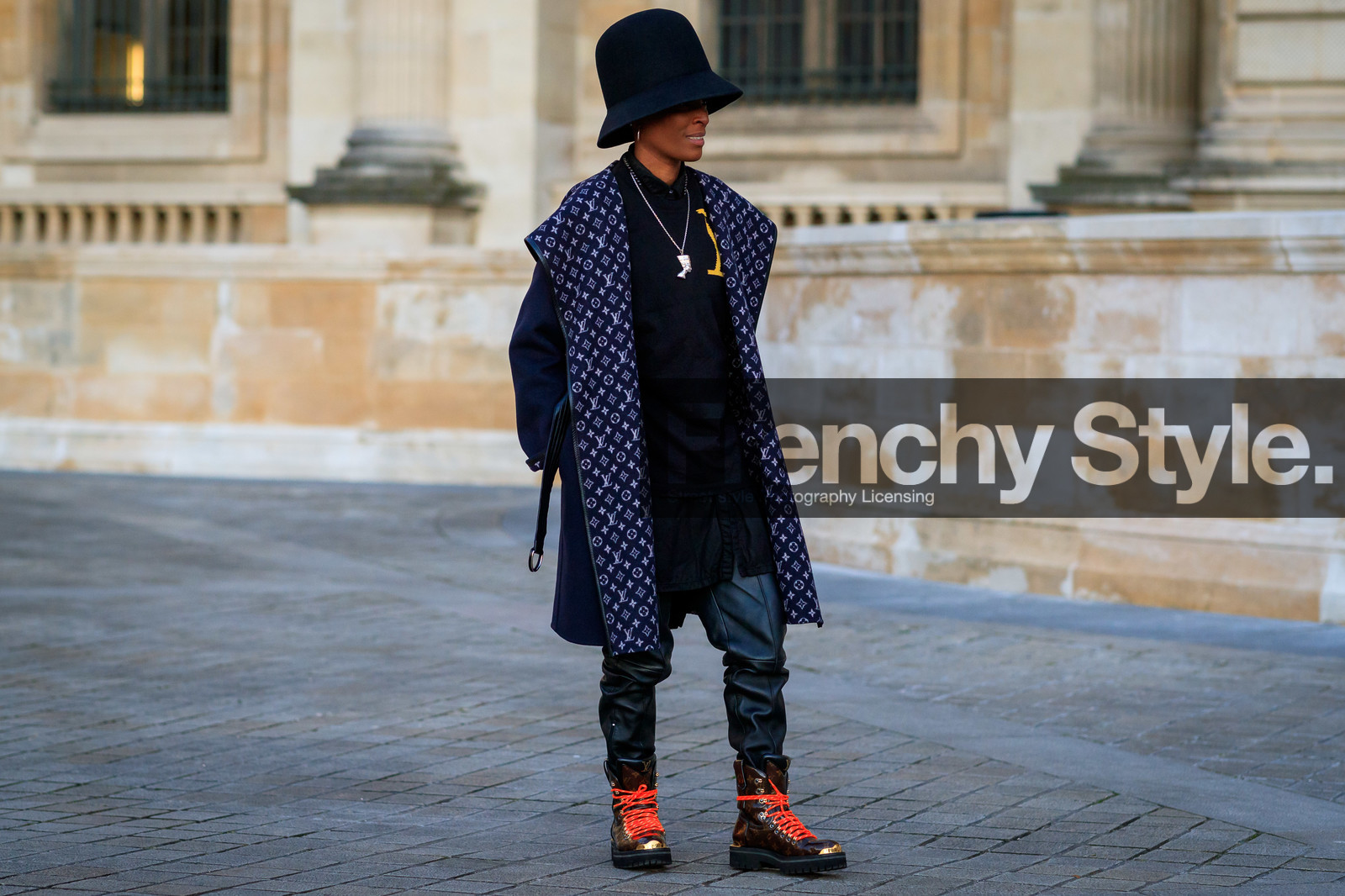 black hat, round shape hat, navy blue coat, monogrammed coat, louis vuitton coat, louis vuitton boots, monogrammed boots, brown leather boots, flat boots, laced boots, black shirt, black sweatshirt, black leather pants, long necklace, long shirt, silvered necklace, fashion week, frenchystyle, FW, jonathan paciullo, street style, PFW, PARIS, horizontal, atmosphere details, full length