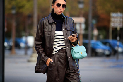 gabriella berdugo, aviator sunglasses, metalic frame sunglasses, paul and joe sunglasses, brown leather jacket, brown leather pants, brown leather bermuda shorts, brown leather shirt, navy blue pullover, turtleneck pullover, striped pullover, light green leather bag, square shape bag, hand bag, quilted bag, cropped pants, flare pants, pearl detail, chanel bag, chanel jacket, chanel pants, chanel shorts, chanel total look, PARIS, PFW, fashion week, frenchystyle, FW, jonathan paciullo, street style, SPRING SUMMER 2021, SS 21, horizontal, atmosphere details, detail