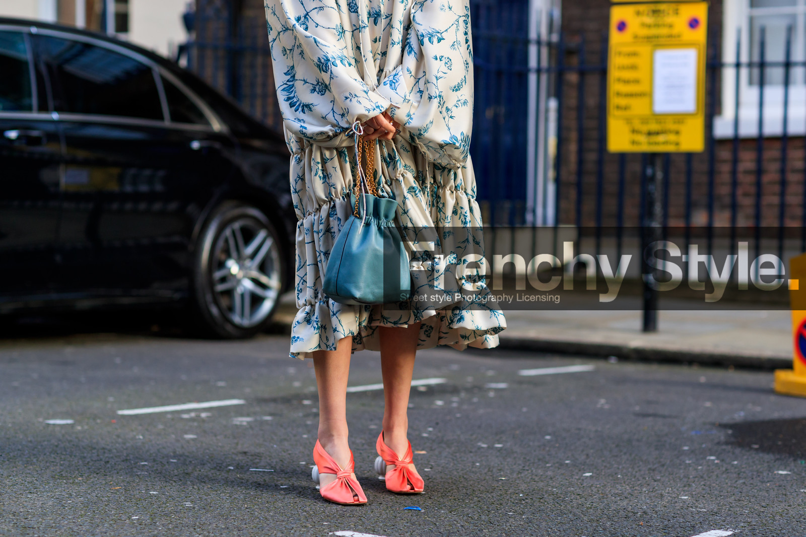 blue bag, floral, flowers, high heels, leather bag, leather shoes, pink shoes, printed dress, white dress, fashion week, frenchystyle, FW, jonathan paciullo, street style, LFW, LONDON, AUTUMN WINTER 2018-2019, AW 18-19, FALL WINTER 2018-2019, FW 18-19, horizontal, atmosphere details, detail