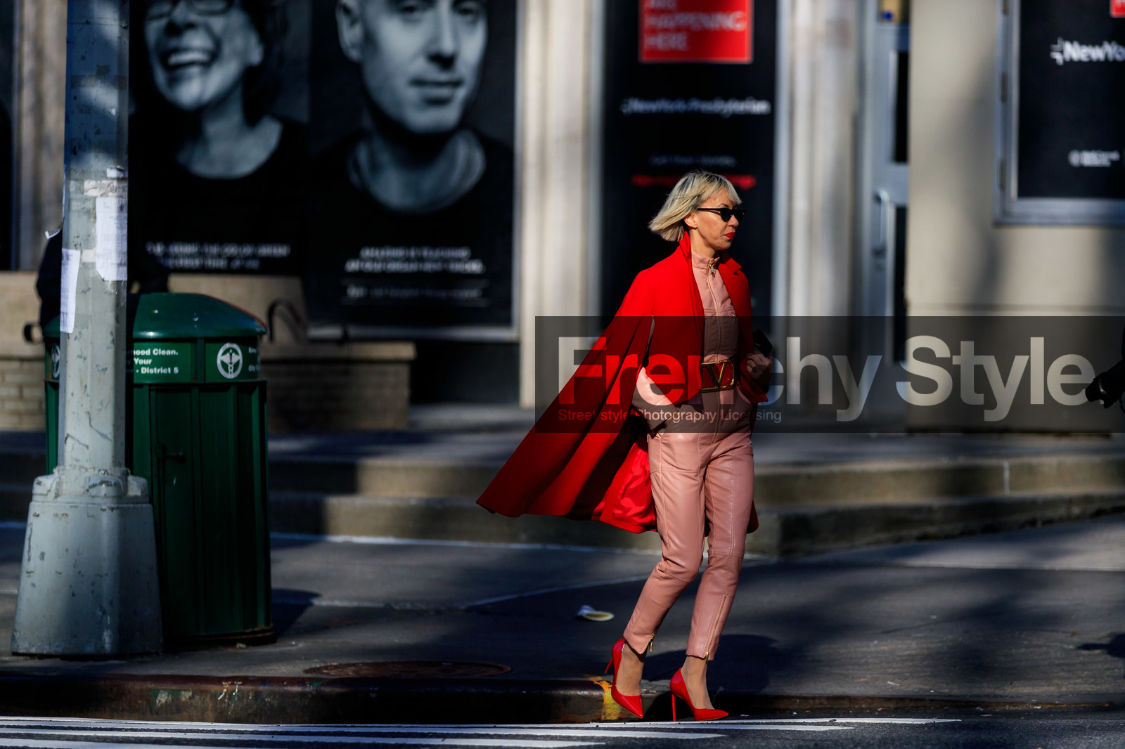 red cape, red coat, pink jumpsuit, leather jumpsuit, zipped jumpsuit, belted jumpsuit, long sleeves jumpsuit, red leather belt, big belt, valentino belt, red shoes, polish shoes, high heels shoes, fashion week, frenchystyle, FW, jonathan paciullo, street style, FALL WINTER 2020-2021, AUTUMN WINTER 2020-2021, FW 20-21, horizontal, atmosphere details, full length, NYFW, NEW YORK