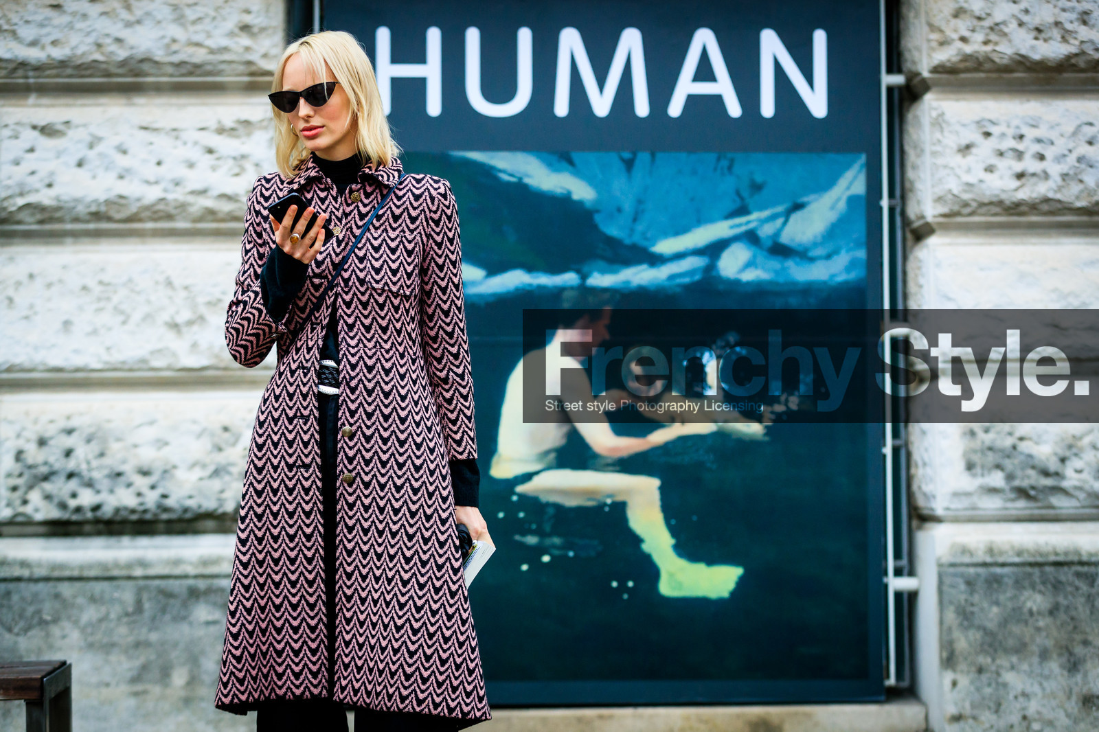 graphic jacket, pink jacket, printed jacket, sunglasses, street style, jonathan paciullo, FW, frenchystyle, fashion week, LFW, LONDON, AUTUMN WINTER 2018-2019, AW 18-19, FALL WINTER 2018-2019, FW 18-19, horizontal, atmosphere details, detail, model, lili sumner
