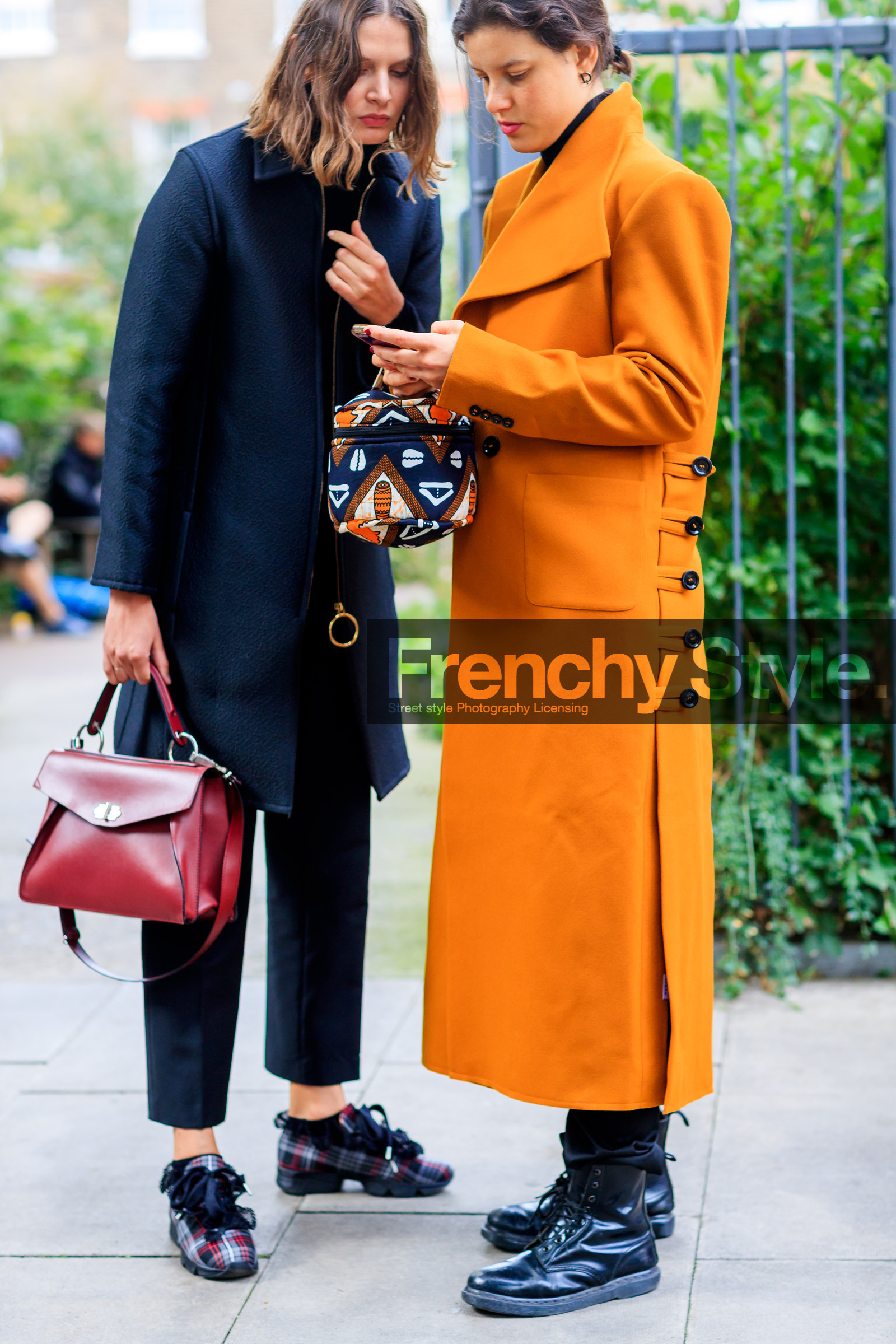 atmosphere details, black coat, black jacket, black shoes, blazer, brown bag, detail, fashion week, frenchystyle, FW, graphic bag, jonathan paciullo, leather bag, leather shoes, LFW, LONDON, orange coat, printed bag, printed shoes, red bag, SPRING SUMMER 2018, SS 18, street style, tartan, Tatiana Cotliar, trousers, vertical, victoria sekrier