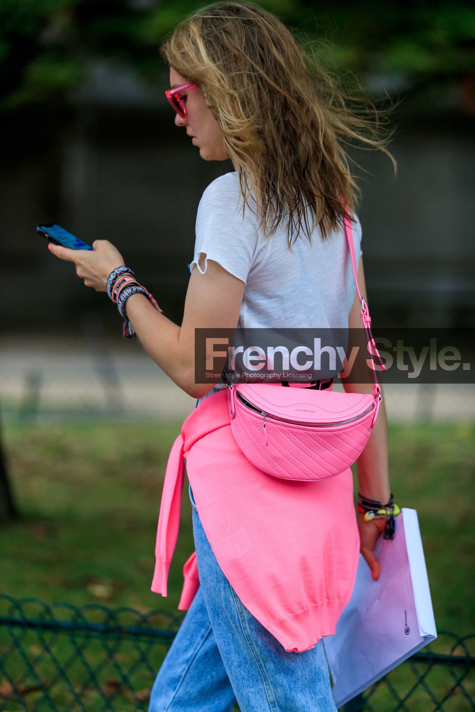 jessica minkoff, back details, balenciaga bag, pink leather bag, monogrammed bag, crossbody bag, pink pullover, white t-shirt, fashion week, frenchystyle, FW, jonathan paciullo, street style, SPRING SUMMER 2020, SS 20, PFW, PARIS, vertical, atmosphere details, detail