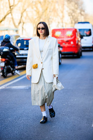 mini fendi crossbody, yellow fendi bag, mini fendi bag, mini bag, white blazer, oversized blazer, buttoned blazer, full white look, tortoise sunglasses, pleated midi skirt, white handbag, pencil bag, white tshirt, golden earrings, white socks, black mocassin, margiela mocassins, black tabi, tabi shoes, fashion week, frenchystyle, FW, jonathan paciullo, street style, MFW, MILAN, FALL WINTER 2022_2023, AUTUMN WINTER 2022-2023, FW 22-23, vertical, full length