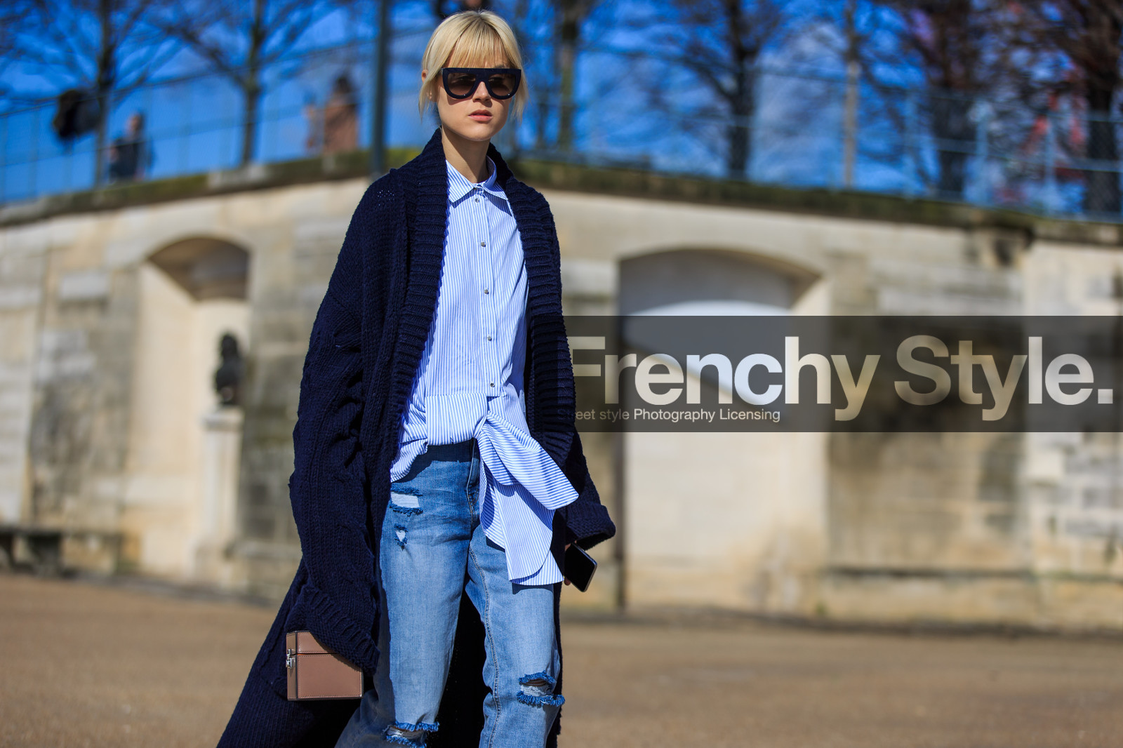 atmosphere details, AUTUMN WINTER 2016-2017, AW 16-17, blue cardigan, blue denim, blue shirt, brown bag, denim pants, detail, FALL WINTER 2016-2017, fashion week, frenchystyle, FW, FW 16-17, graphic shirt, horizontal, jeans, jonathan paciullo, leather bag, linda tol, navy sweater, oversize, PARIS, PFW, street style, striped shirt, sunglasses, tied up shirt, trousers