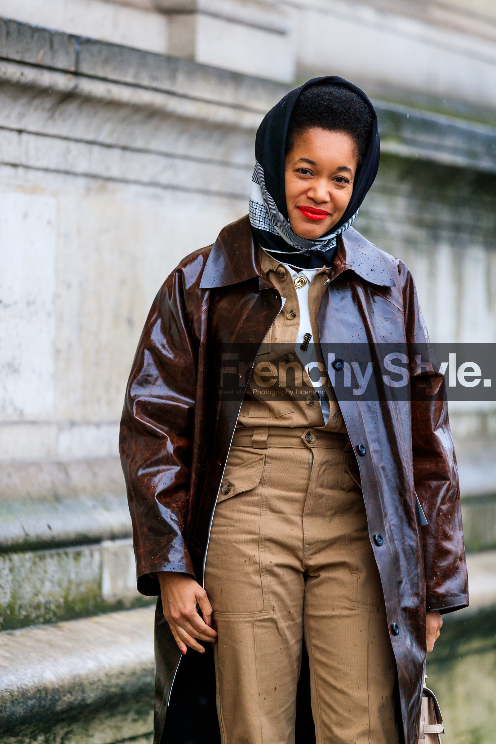 tamu mcpherson, brown leather coat, vinyl coat, polish coat, black scarf, white scarf, checked scarf, striped scarf, hair scarf, beige shirt, beige pants, fashion week, frenchystyle, FW, jonathan paciullo, street style, PFW, PARIS, vertical, atmosphere details, detail