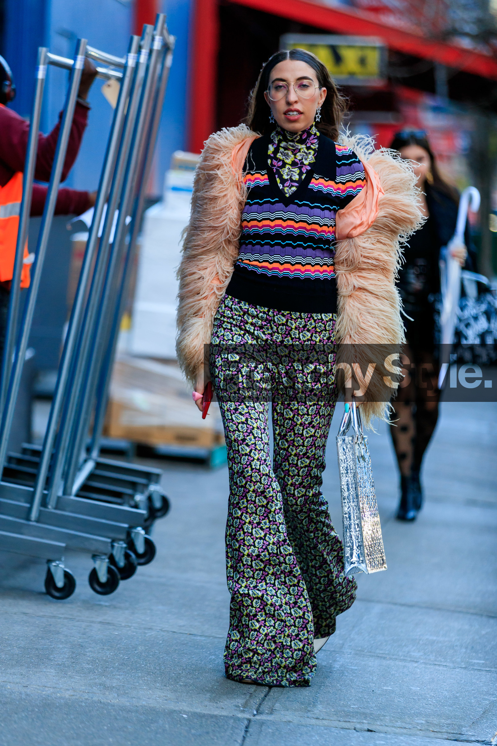 aviator glasses, metalic frame sunglasses, star shape earrings, dangling earrings, strassed earrings, light pink coat, fur coat, feather details coat, feather details, cropped coat, striped pullover, black pullover, multicolor pullover, multicolor pants, floral printed pants, floral printed top, satin pants, flare pants, green pants, pink pants, pink top, yellow pants, yellow top, silvered bag, shopping bag, monogrammed bag, louis vuitton bag, hand bag, fashion week, frenchystyle, FW, jonathan paciullo, street style, AUTUMN WINTER 2020-2021, FALL WINTER 2020-2021, FW 20-21, vertical, full length, NYFW, NEW YORK