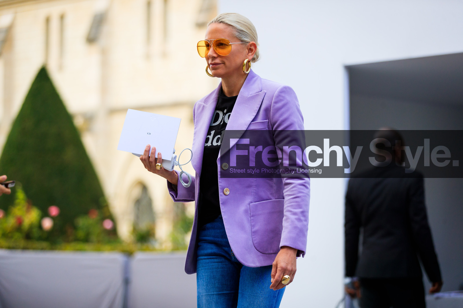 atmosphere details, black t shirt, blue denim, christian dior, denim pants, detail, earrings, fashion week, flare jean, frenchystyle, FW, horizontal, jeans, jonathan paciullo, PARIS, PFW, printed t shirt, purple jacket, SPRING SUMMER 2018, SS 18, street style, sunglasses, trousers
