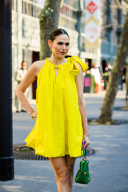 valentino, valentino dress, mini dress, yellow dress, green bag, studs bag, leather bag, valentino bag, golden loops, street style, jonathan paciullo, FW, frenchystyle, fashion week, AUTUMN WINTER 2022-2023, FALL WINTER 2022_2023, FW 22-23, PARIS, PFW, vertical, detail