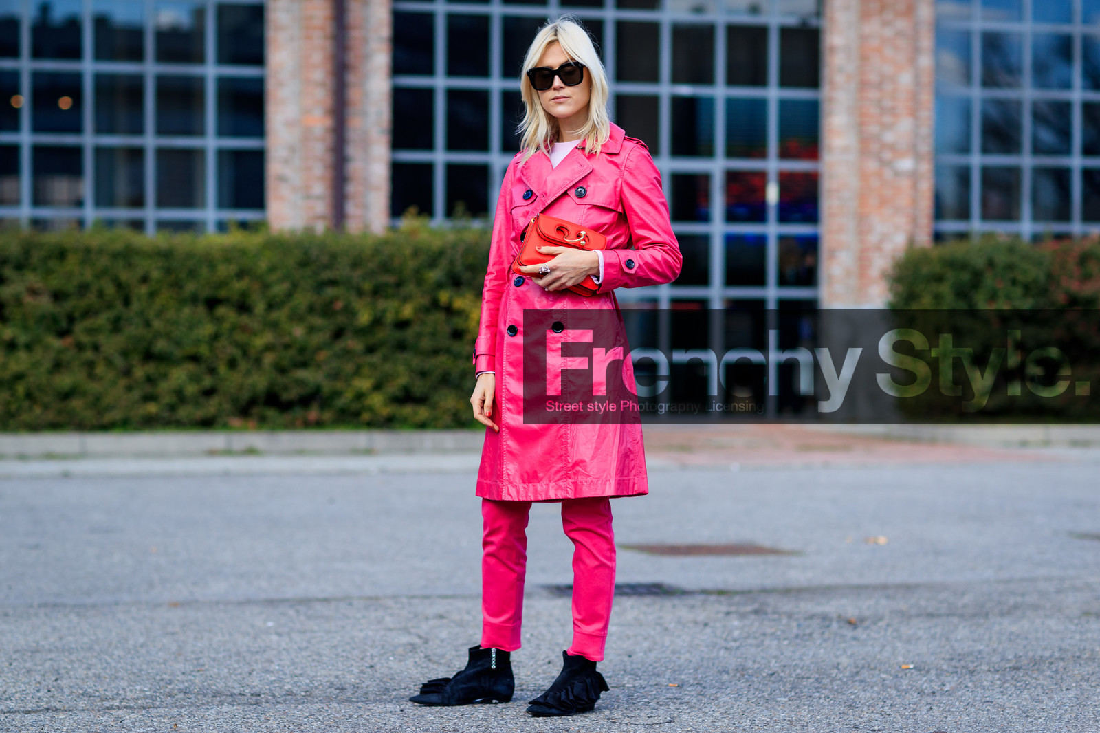 atmosphere details, AUTUMN WINTER 2017-2018, AW 17-18, black shoes, FALL WINTER 2017-2018, fashion week, frenchystyle, full length, FW, FW 17-18, horizontal, jonathan paciullo, jw anderson, leather bag, leather shoes, linda tol, MFW, MILAN, pink coat, pink pants, red bag, street style, sunglasses, tone on tone, total look pink, trench coat, trousers