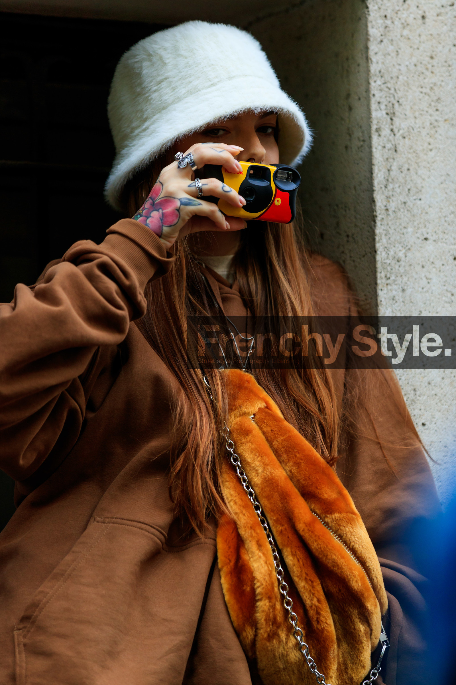 white hat, brown sweathirt, brown hoodie, orange bag, fur bag, crossbody bag, PARIS, PFW, SPRING SUMMER 2020, SS 20, fashion week, frenchystyle, FW, jonathan paciullo, street style, vertical, atmosphere details, detail