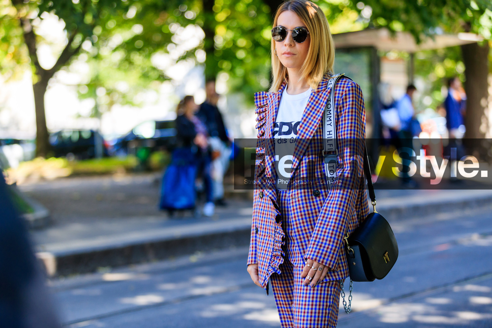 atmosphere details, black bag, blazer, checked jacket, checked pants, checked suit, comme des garçons, detail, fashion week, frenchystyle, FW, graphic jacket, graphic pants, graphic suit, horizontal, jonathan paciullo, leather bag, MFW, MILAN, plaid, printed jacket, printed pants, printed suit, printed t shirt, SPRING SUMMER 2018, SS 18, street style, sunglasses, tommy hilfiger, trousers, white t shirt