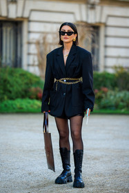 dotted coat, black coat, short hair, pleated skirt, black skirt, longskirt, gucci bottines, black boots, winter boots, black handbag, leather bag, black boots, combat boots, black bag, tote bag, schiaparelli, total black look, fashion week, frenchystyle, FW, jonathan paciullo, street style, PARIS, PFW, SPRING SUMMER 2022, SS 22, full length, vertical