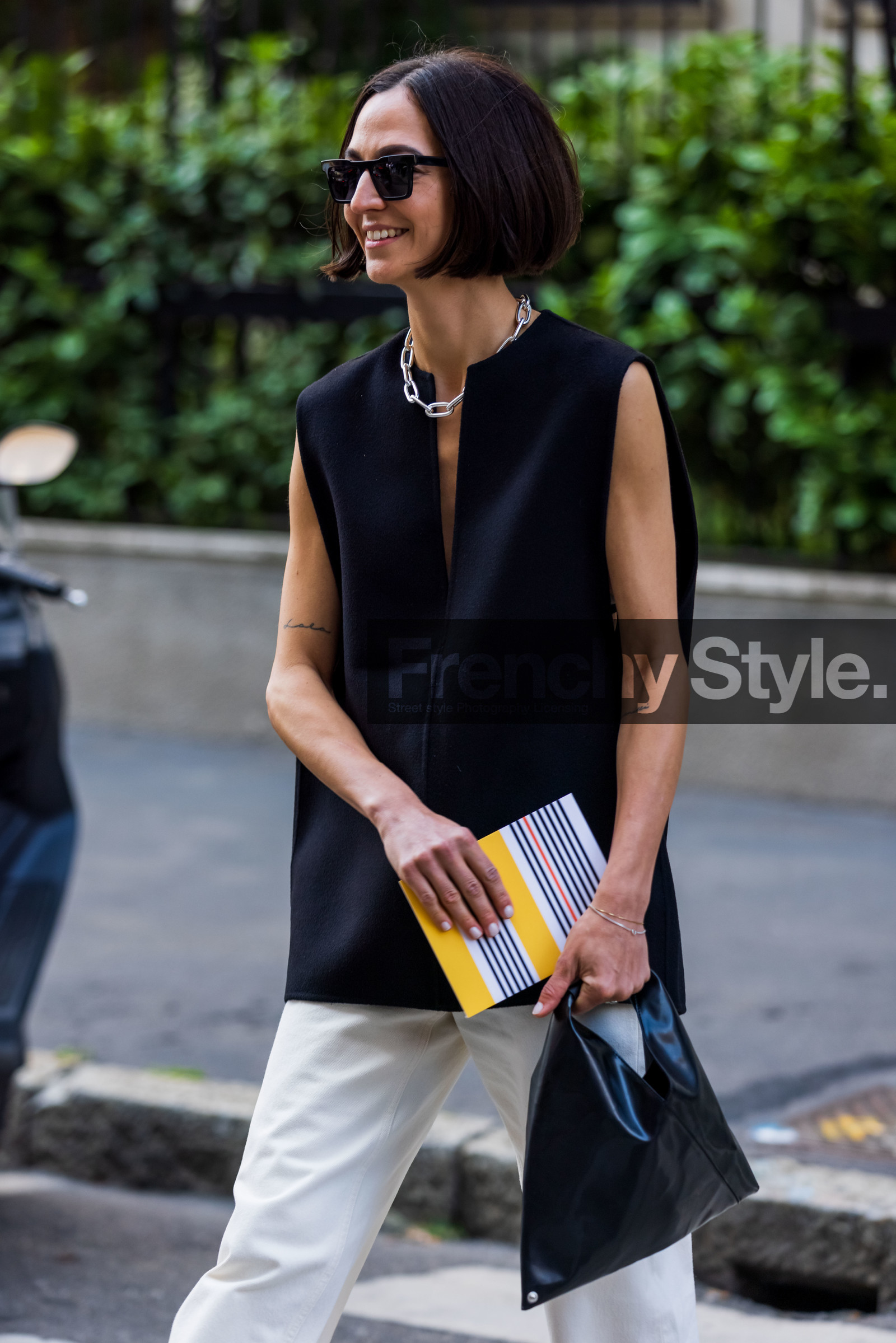 bag, bicolor, black bag, black top, chain, chain necklace, Ilona Tomas, leather bag, neckline top, silver necklace, sleveless top, sunglasses, white pants, fashion week, frenchystyle, FW, jonathan paciullo, street style, MFW, MILAN, SPRING SUMMER 2022, SS 22, vertical, atmosphere details, detail