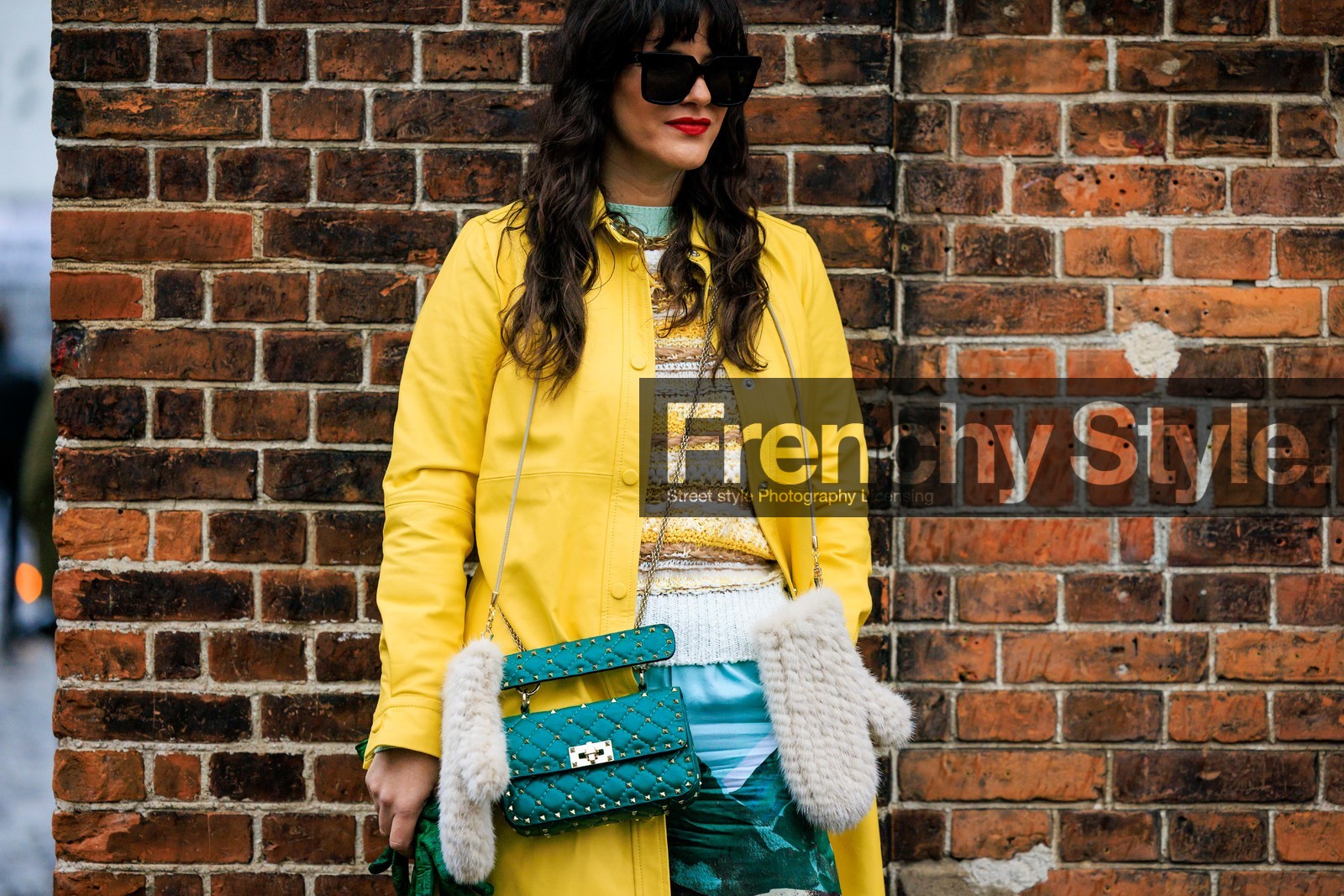 yellow trench, valentino bag, studded bag, crossbody bag, stripes jumper, knitted jumper, multicolor jumper, fluffy gloves, knitted gloves, white gloves, multicolor jumper, black sunglasses, red lips, fashion week, frenchystyle, FW, jonathan paciullo, street style, CPH, COPENHAGEN, AUTUMN WINTER 2022-2023, FALL WINTER 2022-2023, FW 22-23, horizontal, atmosphere details