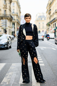 cropped top, black top, studded jacket, studded pants, black pants, black jacket, short hair, baggy oants, fashion week, frenchystyle, FW, jonathan paciullo, street style, AUTUMN WINTER 2022-2023, FALL WINTER 2022_2023, FW 22-23, PFW, PARIS, vertical, full length