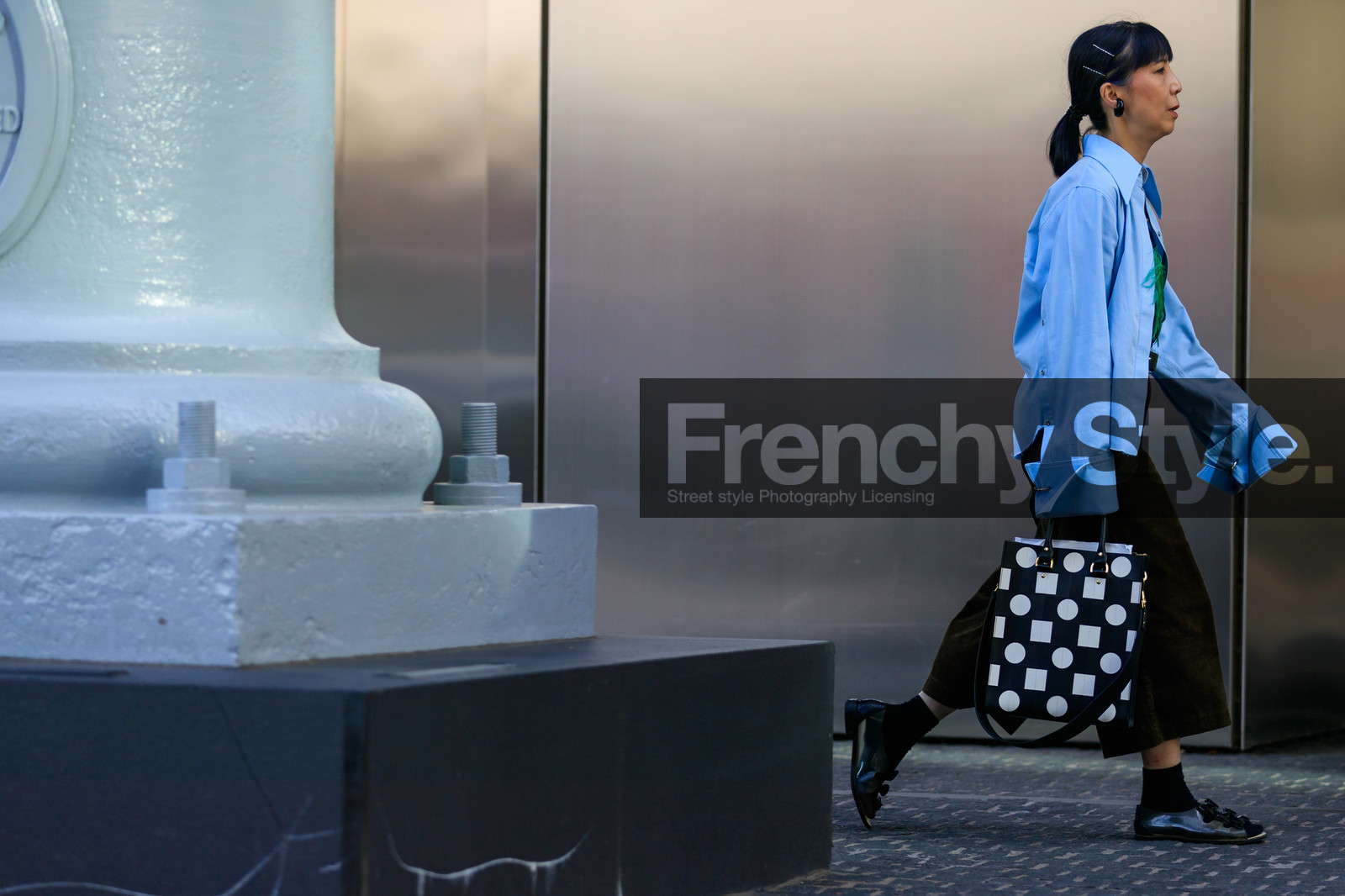 oversize shirt, light blue shirt, hair details, hair clip, cropped pants, kaki pants, corduroy pants, flat shoes, black leather sandals, open toe shoes, knot details, black socks, knot details shoes, black and white bag, shopping bag, geometrical printed bag, fashion week, frenchystyle, FW, jonathan paciullo, street style, atmosphere details, horizontal, full length