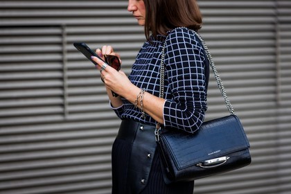 handbag, alexander mcqueen, trousers, knitted top, fashion week, frenchystyle, FW, jonathan paciullo, street style, SPRING SUMMER 2022, SS 22, LFW, LONDON, horizontal, atmosphere details, detail