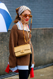 polka dots scarf, white scarf, camel scarf, brown scarf, striped scarf, camel pullover, scale strap sunglasses, scale sunglasses, light blue pullover, light blue cardigan, striped pullover, striped cardigan, camel cardigan, brown cardigan, yellow leather bag, light yellow leather bag, chanel bag, crossbody bag, quilted bag, chain strap bag, red lipstick, fashion week, frenchystyle, FW, jonathan paciullo, street style, AUTUMN WINTER 2020-2021, FALL WINTER 2020-2021, FW 20-21, vertical, atmosphere details, detail, NYFW, NEW YORK