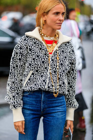 blanca miro scrimieri, chanel jacket, chanel necklace, black jacket, white jacket, monogrammed jacket, zipped jacket, golden necklace, pearl necklace, multi necklace, long necklace, charms necklace, blue jeans, PARIS, PFW, SPRING SUMMER 2020, SS 20, fashion week, frenchystyle, FW, jonathan paciullo, street style, vertical, atmosphere details, detail
