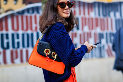 atmosphere details, AUTUMN WINTER 2017-2018, AW 17-18, detail, diletta bonaiuti, FALL WINTER 2017-2018, fashion week, frenchystyle, FW, FW 17-18, graphic bag, horizontal, jonathan paciullo, jw anderson, leather bag, MFW, MILAN, navy sweater, orange bag, printed bag, street style, sunglasses
