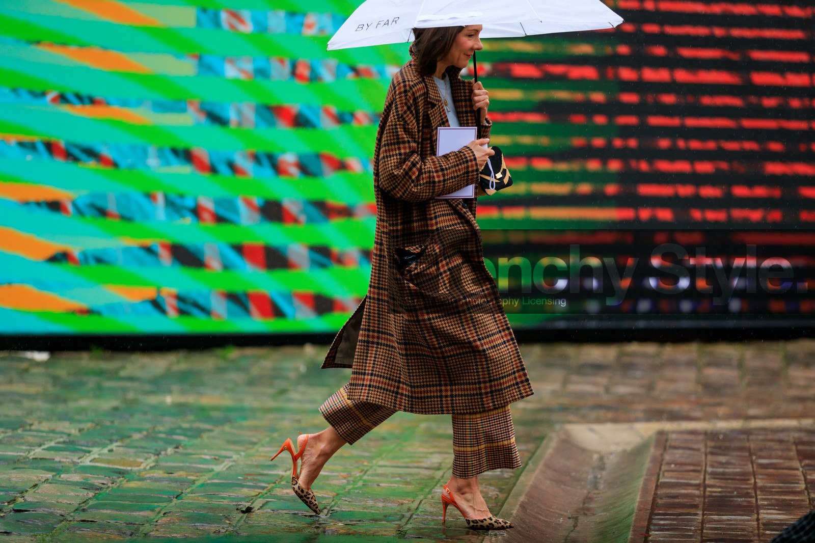 checked coat, checked pants, camel coat, camel pants, plaid coat, red coat, red leather shoes, leopard printed shoes, sling back shoes, high heels shoes, yellow pants, fashion week, frenchystyle, FW, jonathan paciullo, street style, PFW, PARIS, horizontal, atmosphere details, detail