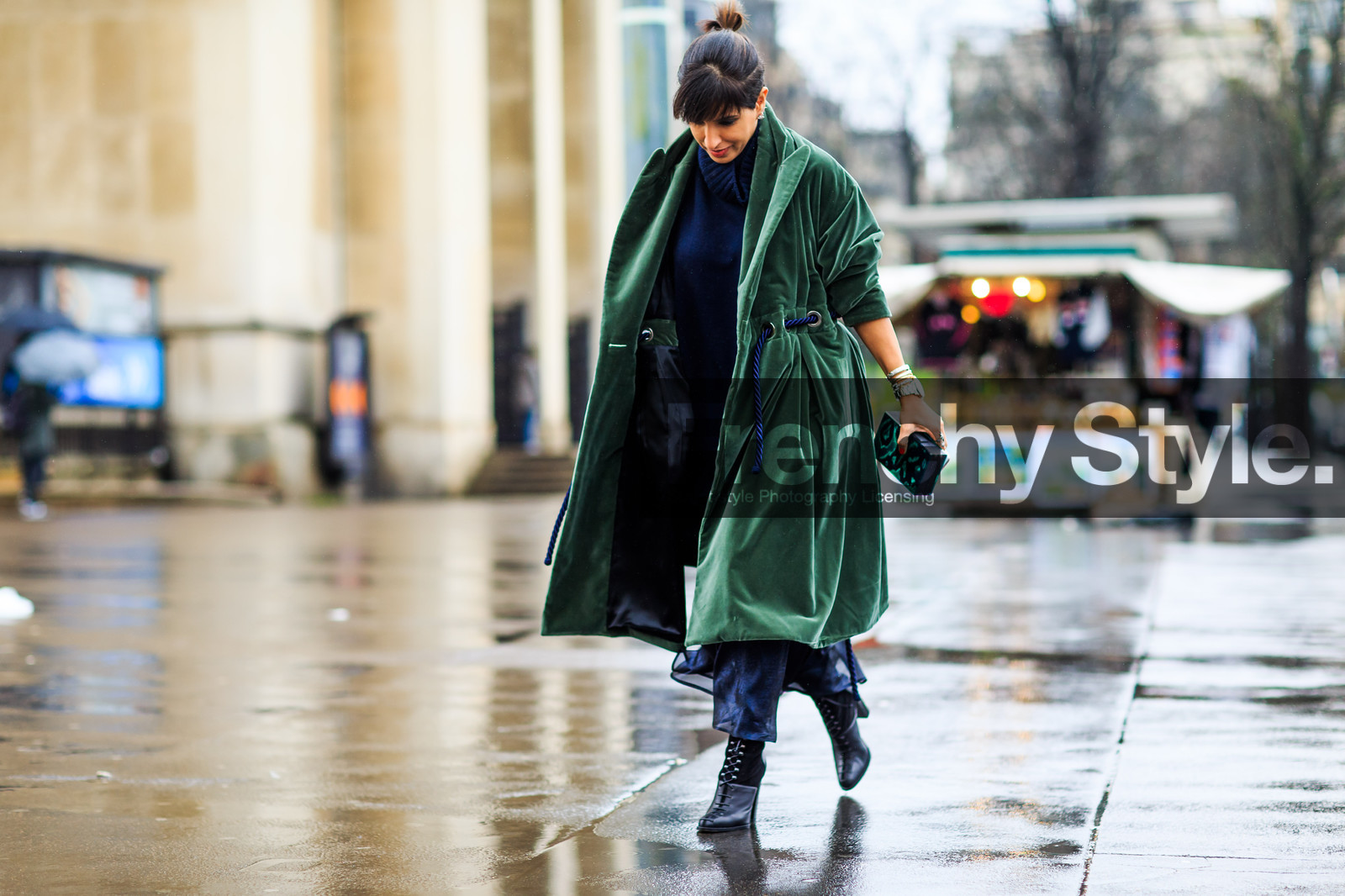 atmosphere details, AUTUMN WINTER 2016-2017, AW 16-17, black boots, blue sweater, bracelet, FALL WINTER 2016-2017, fashion week, frenchystyle, full length, FW, FW 16-17, green coat, horizontal, jonathan paciullo, leather boots, navy sweater, PARIS, PFW, printed clutch, rope belt, street style, velvet