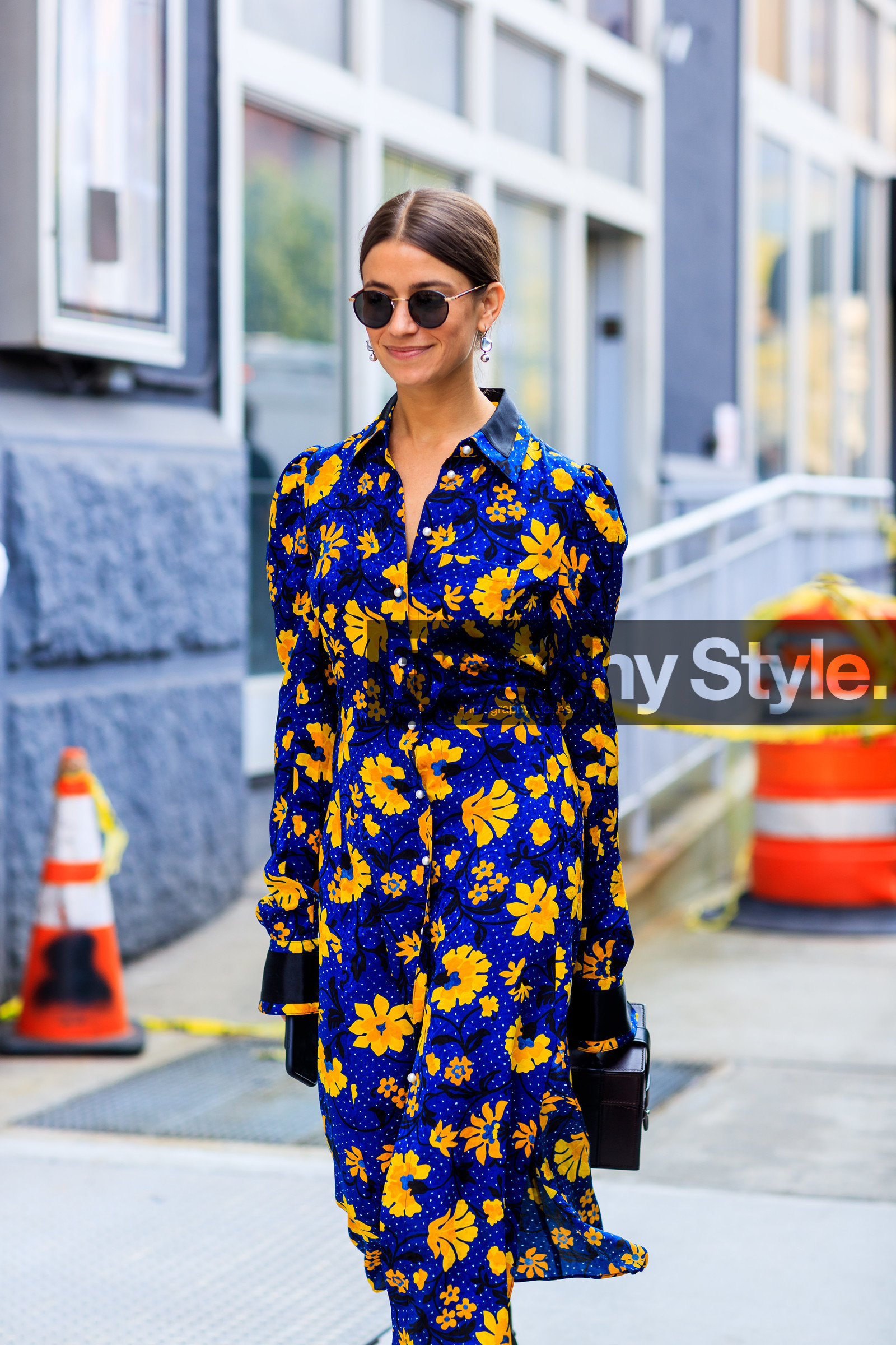 atmosphere details, black bag, blue dress, bordeaux, burgundy, detail, fashion week, frenchystyle, FW, graphic bag, graphic dress, jonathan paciullo, leather bag, NEW YORK, NYFW, printed dress, red bag, SPRING SUMMER 2018, SS 18, street style, sunglasses, vertical, yellow dress