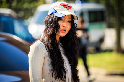 close up, details, wavy hair, black hair, white cap, diesel logo cap, pleated zipped cardigan, fashion week, frenchystyle, FW, jonathan paciullo, street style, MFW, MILAN, FALL WINTER 2022_2023, AUTUMN WINTER 2022-2023, FW 22-23, horizontal, atmosphere details
