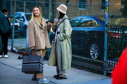 beige oversized blazer, beige baggy trousers, grey new balance sneakers, beige prada bucket hat, dior cabas bag, kaki trench coat, fashion week, frenchystyle, FW, jonathan paciullo, street style, NYFW, NEW YORK, AUTUMN WINTER 2022-2023, FALL WINTER 2022_2023, FW 22-23, atmosphere details, horizontal, full length